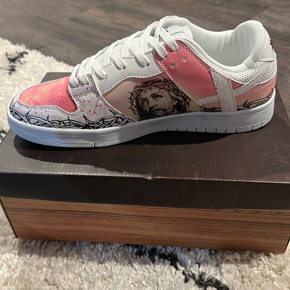 Brand new men’s tennis shoes